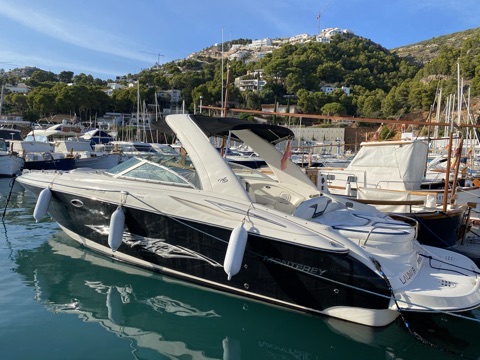 El barco de la familia en el puerto de Jávea