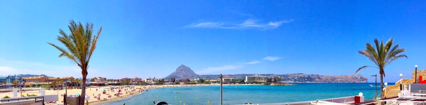 Playa de Jávea con el Montgó al fondo