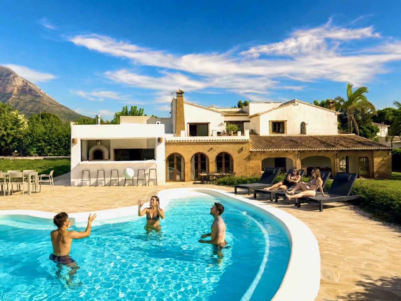 La Cartuja de Laumar: piscina, jardines y el Montgó al fondo