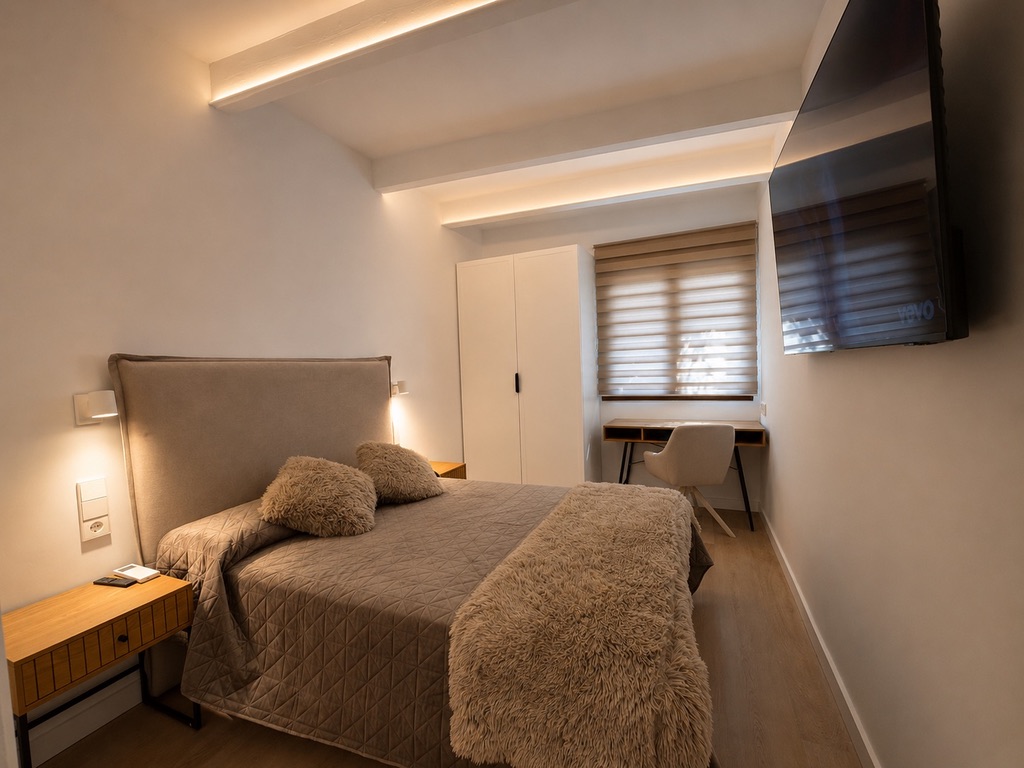 Suite con cama premium y TV de 65 pulgadas